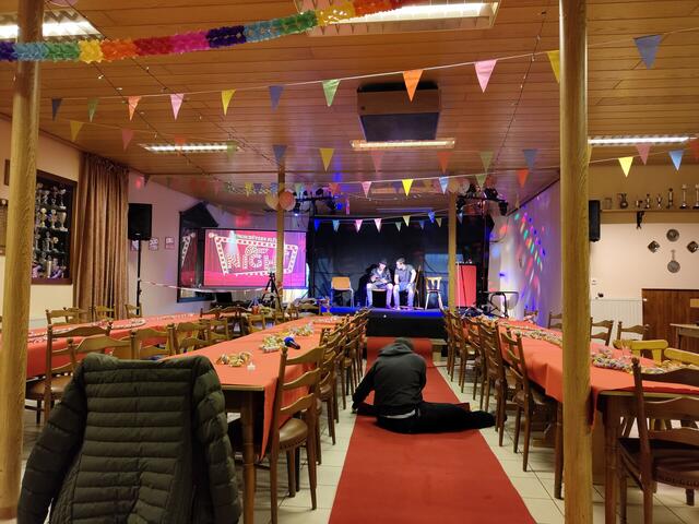 Der Saal mit Bühne und rotem Teppich bei der ersten Show Night