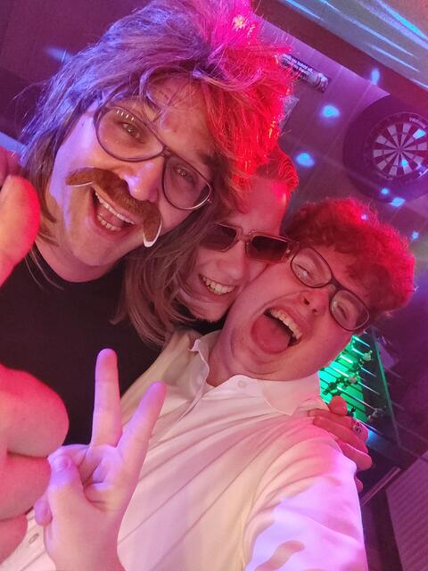 Selfie mit Perücken hinter der Bühne
