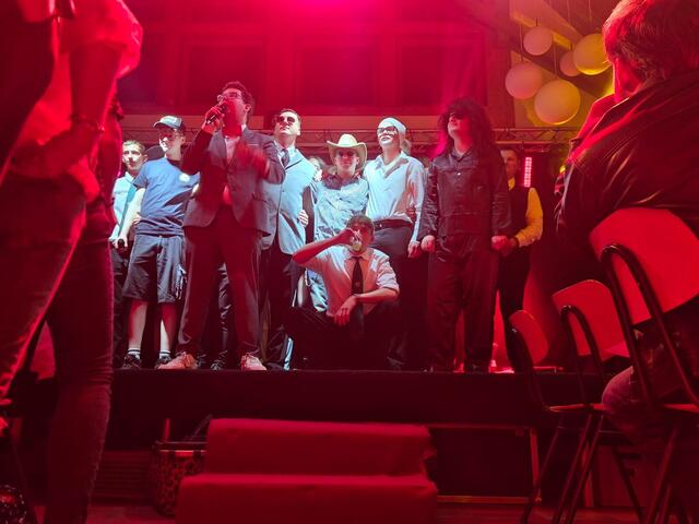 Das Ensemble auf der Bühne