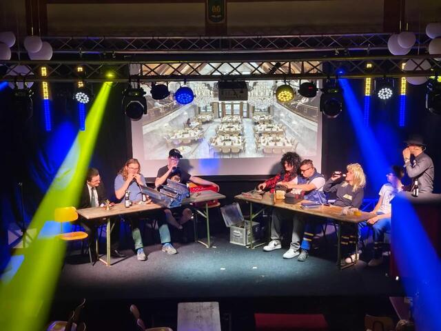 Spielshow mit zwei Teams im Scheinwerferlicht