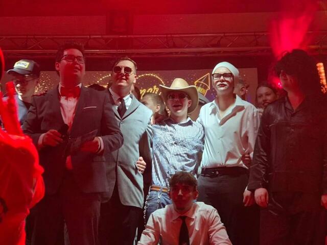 Ensemble aus der Nähe in rotem Licht